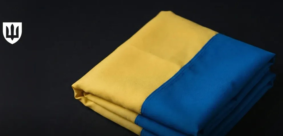 Український прапор на чорному тлі