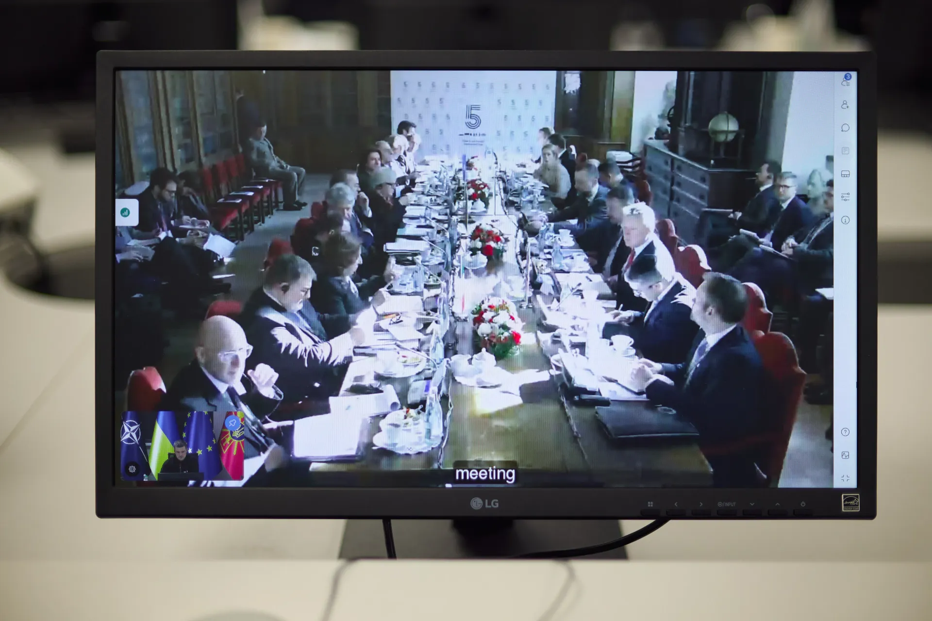 Монітор на якому відображено робочу нараду країн партнерів та Міністра оборони України.