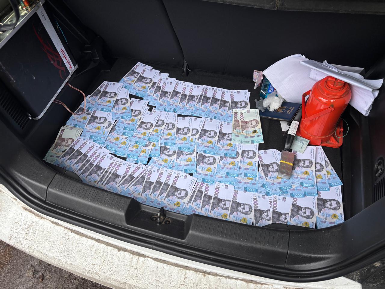 Гроші у багажнику