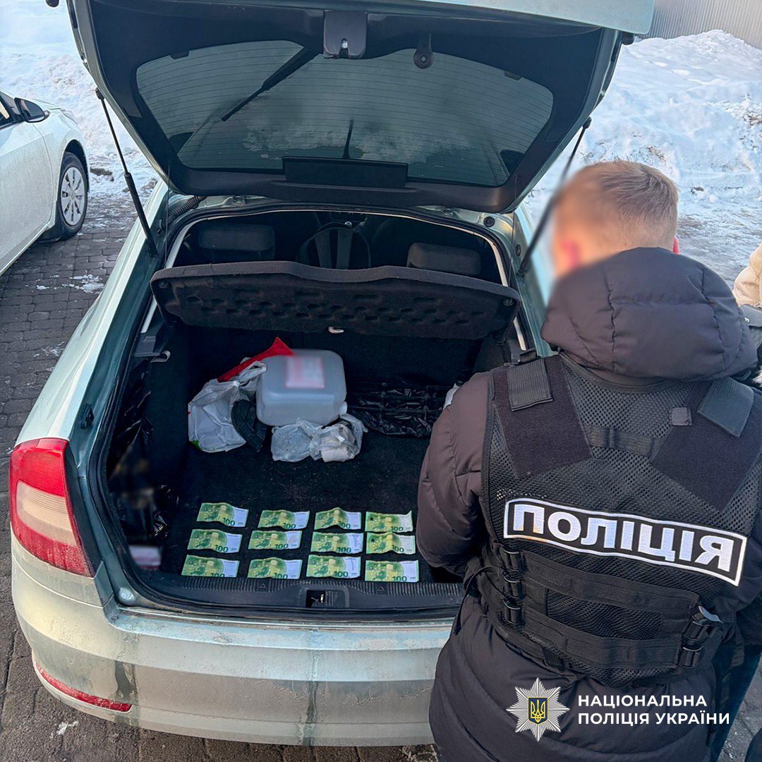 Чоловік дивиться на євро у багажнику