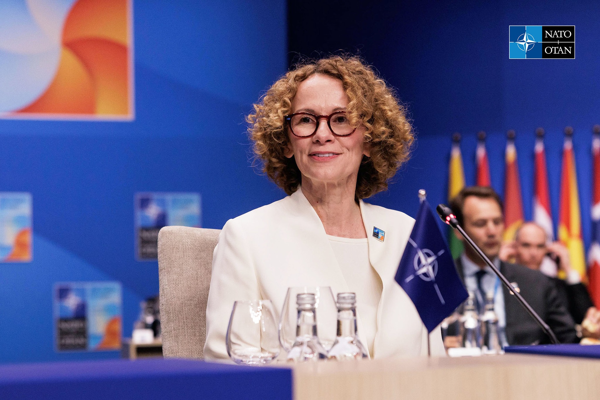 Фото жінки за столом