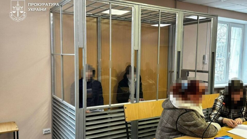 Жорстоко побили військовослужбовця ЗСУ, знімаючи це на телефон — двом неповнолітнім у Дніпрі повідомлено про підозру  