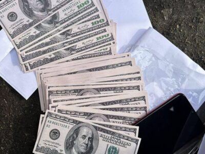 Робили з ухилянтів «іноземців» — у Дніпрі викрили чиновницю та адвоката  