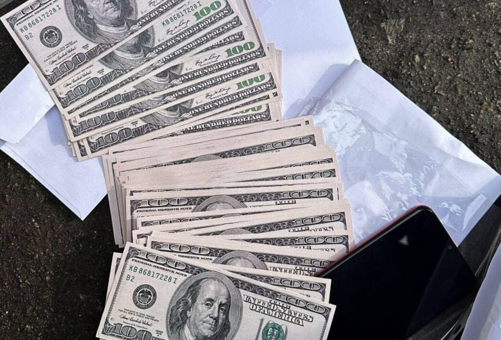 Пачка доларів