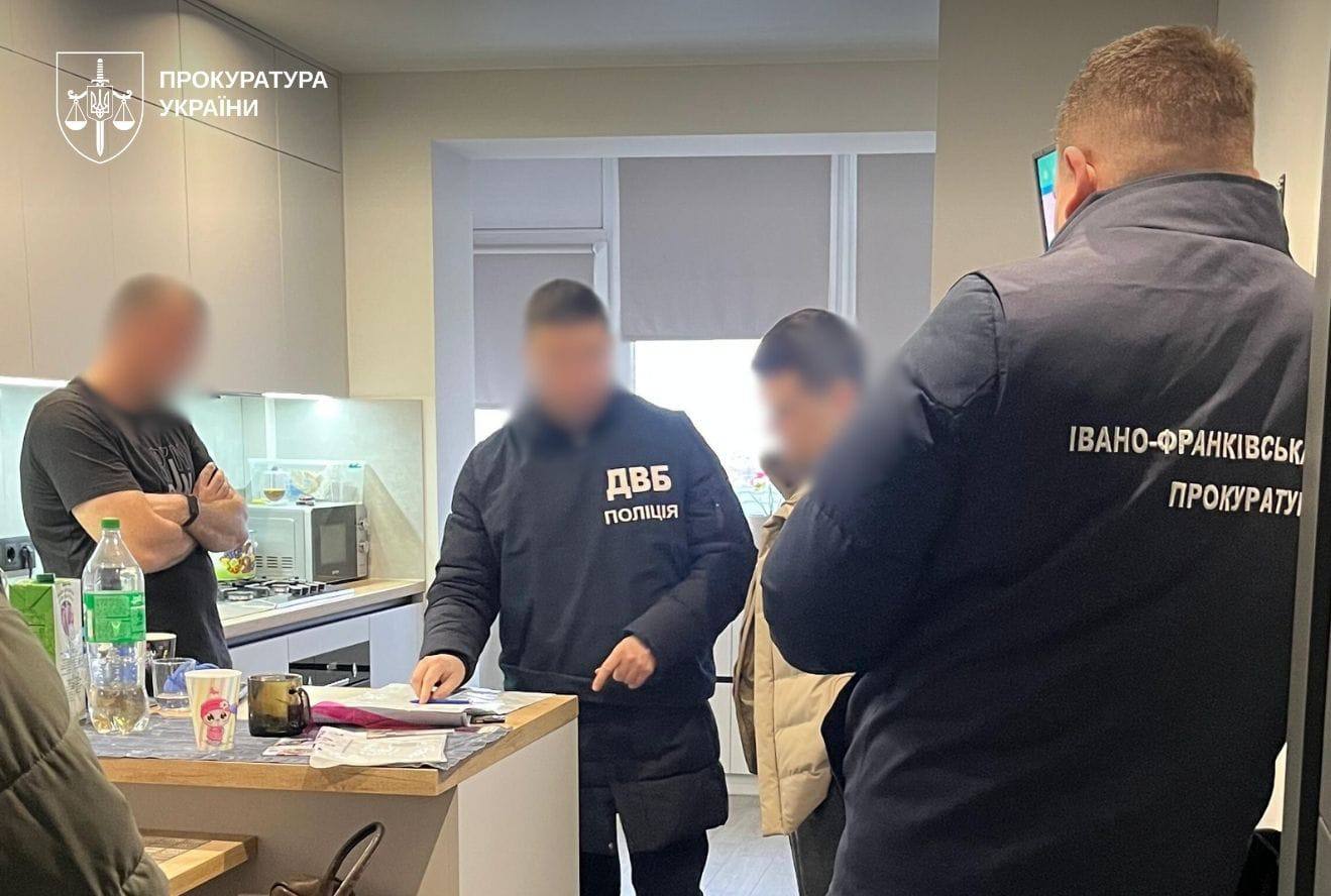 Чоловіки у формі та цивільному стоять посеред великої кухні