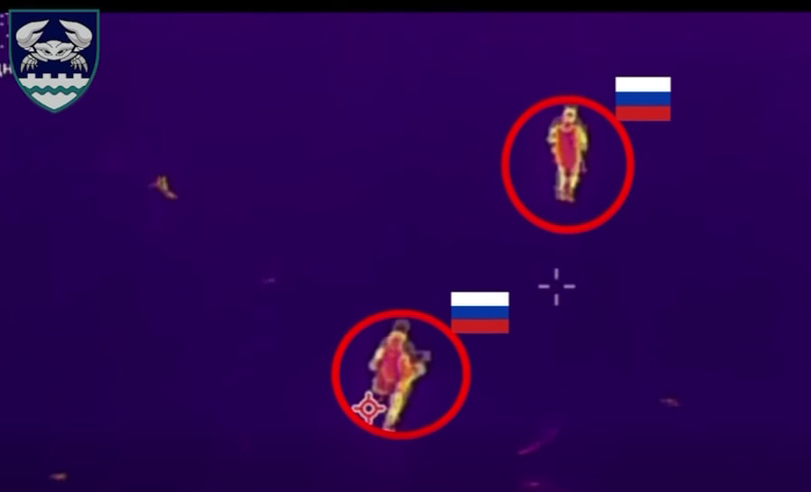 Тепловізійний кадр: двоє російських військових, позначені червоними колами, рухаються через замерзлу водойму.