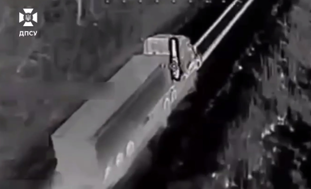 Тепловізійне зображення моменту ураження ворожого транспортного засобу з логотипом ДПСУ.