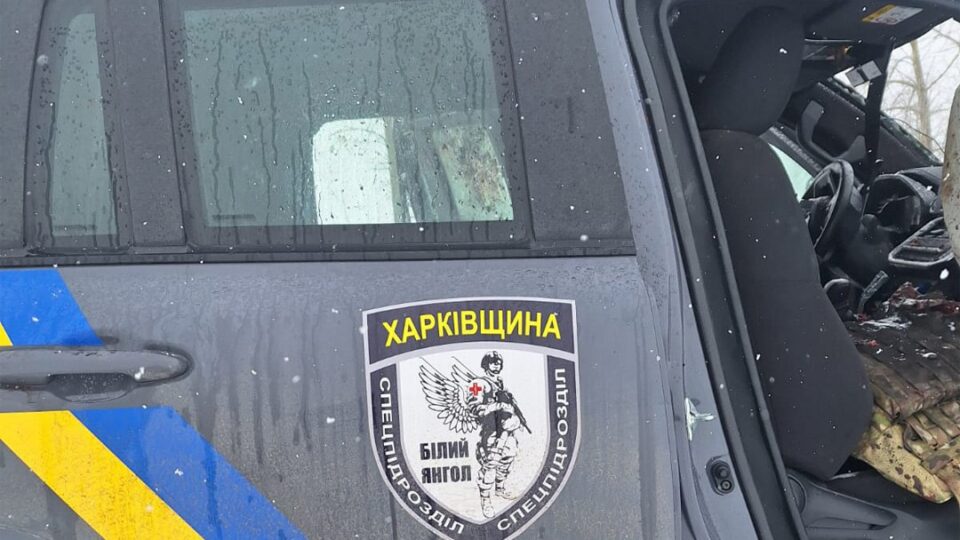 Ворожий дрон влучив в автівку поліцейских, які евакуювали людей: є загиблі  