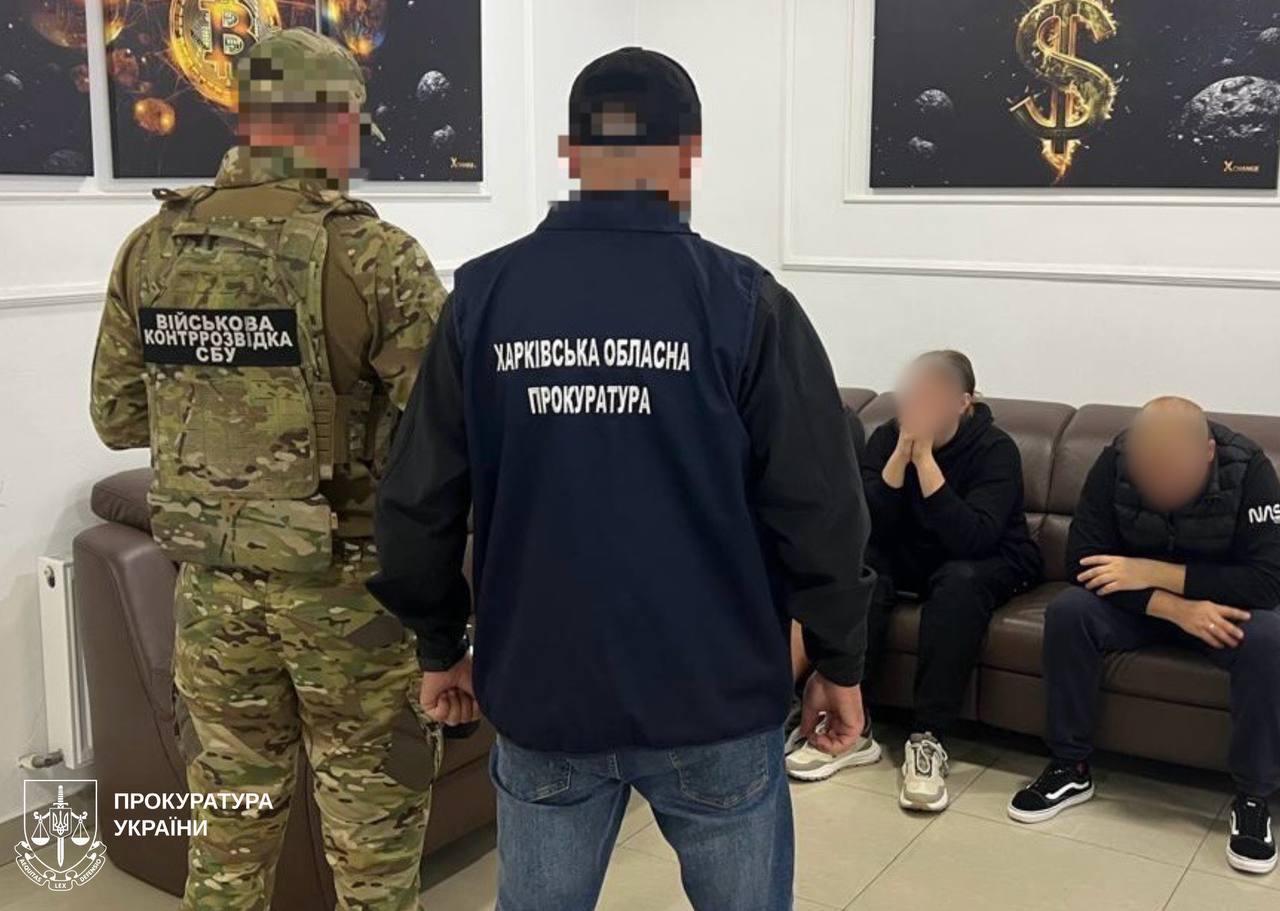 Затримані сидять з заблюреними обличчами