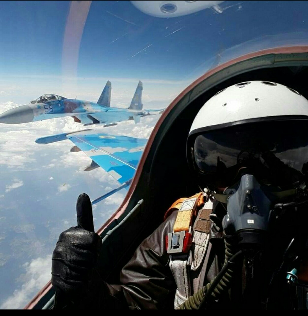 Олександр Оксанченко керує бойовим літаком