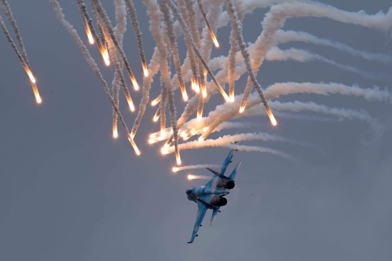 літак Су-27, викидаючий теплові ловушки