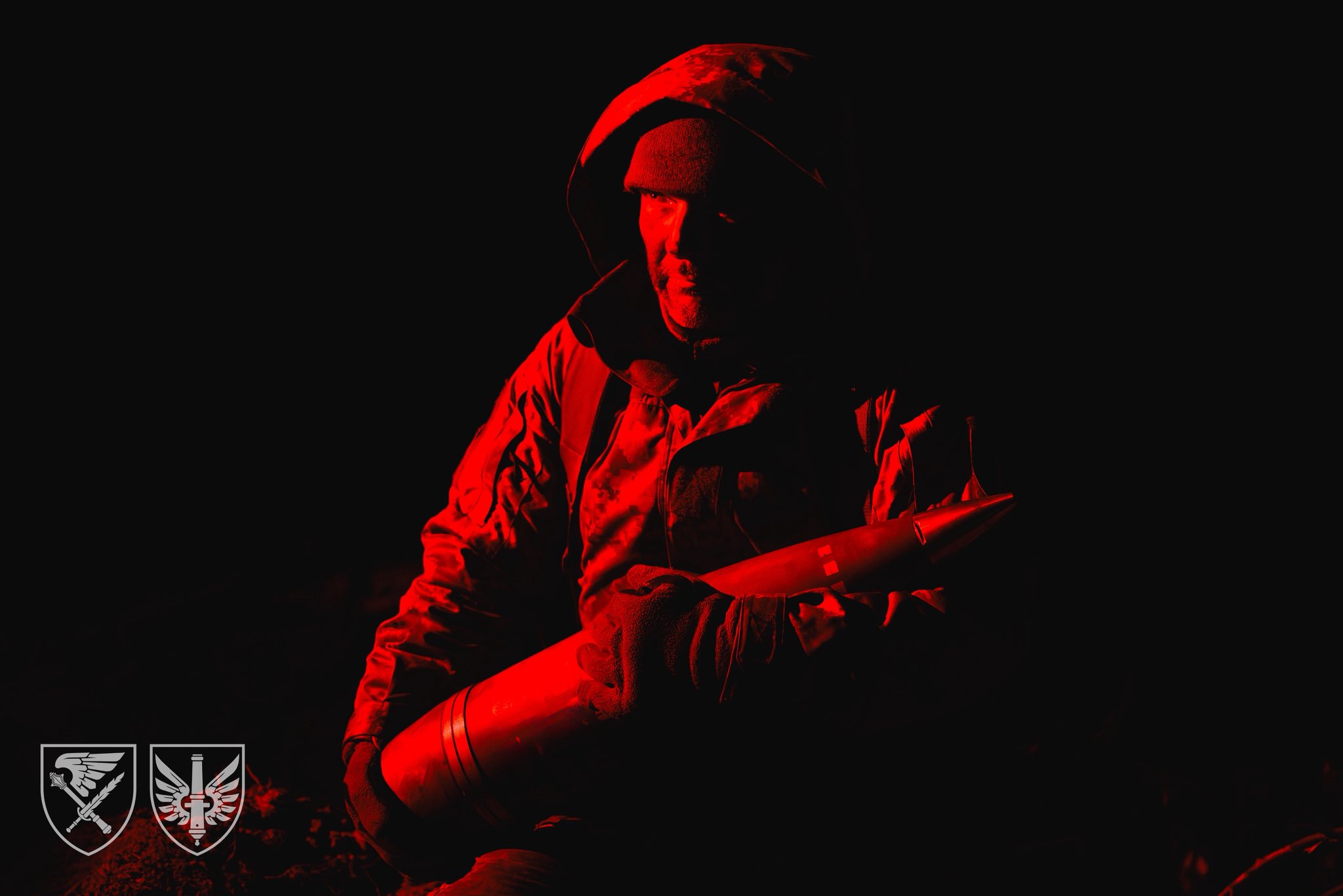 Військовослужбовець з артилерійським снарядом