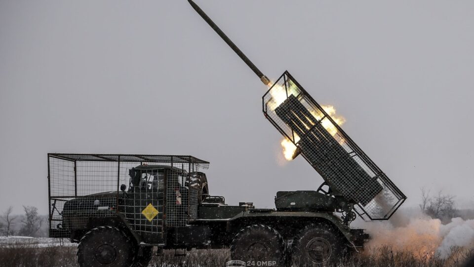 «Це вже не „класика“ з великими колонами»: росіяни штурмують Часів Яр поодинокими танками та «мотолигами»  