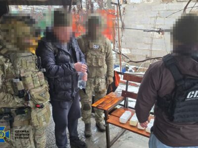 Намагався влаштуватися «на роботу» до оборонного заводу щоб «зливати» координати: СБУ затримала працівника комбінату  