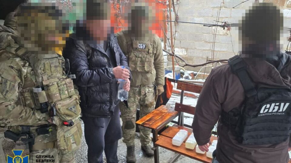 Намагався влаштуватися «на роботу» до оборонного заводу щоб «зливати» координати: СБУ затримала працівника комбінату  