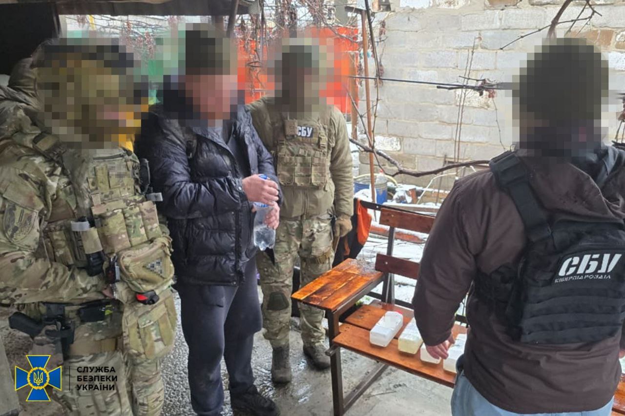 СБУ затримала чоловіка, який намагався влаштуватися на оборонний завод для шпигування в інтересах ворога.