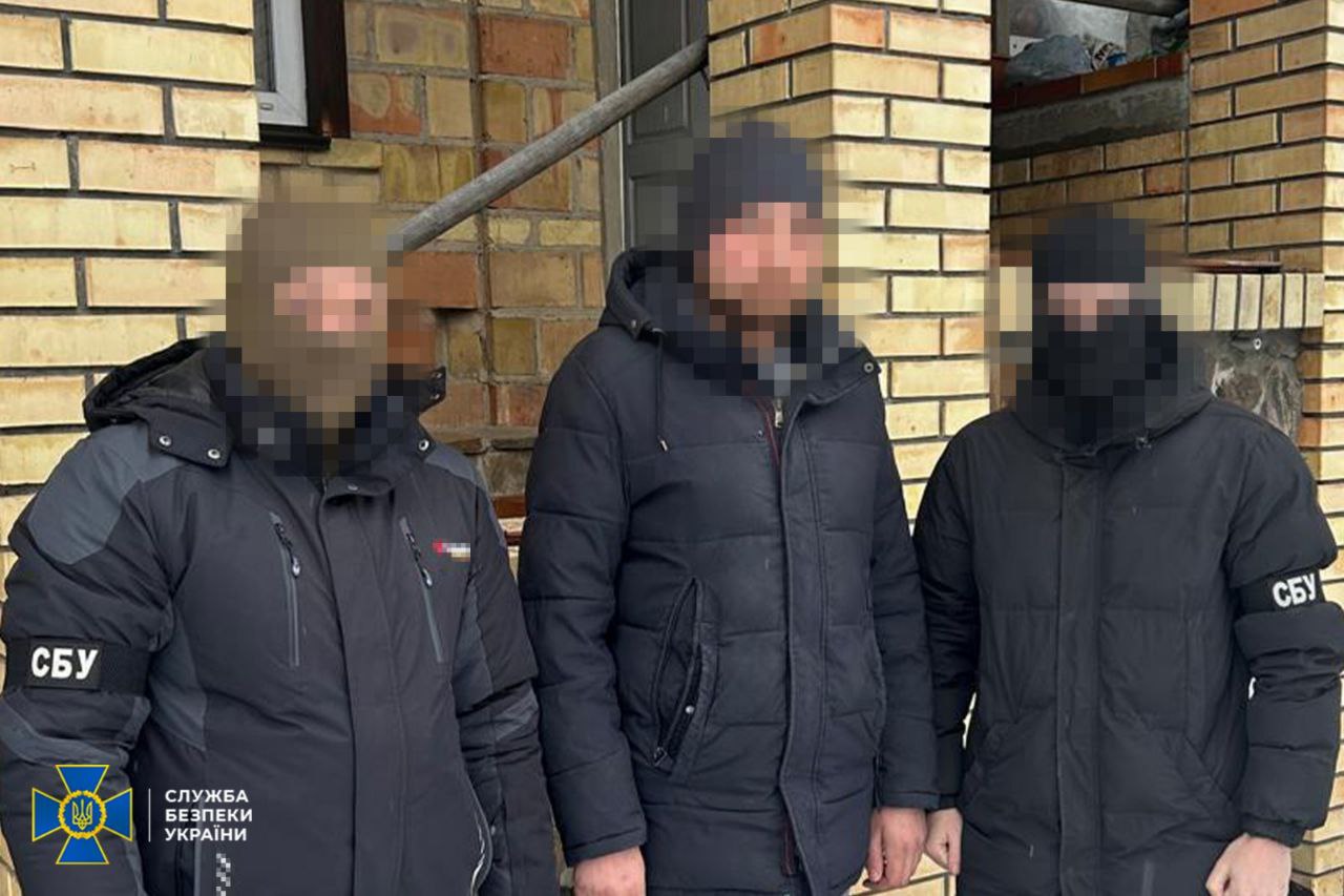 Агент ворога в оточенні правоохоронців