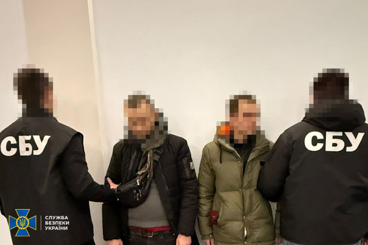 Двоє затриманих в оточенні правоохоронців