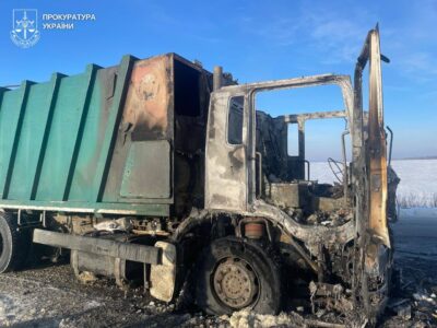 На Сумщині окупанти атакували дроном сміттєвоз — троє людей поранено  