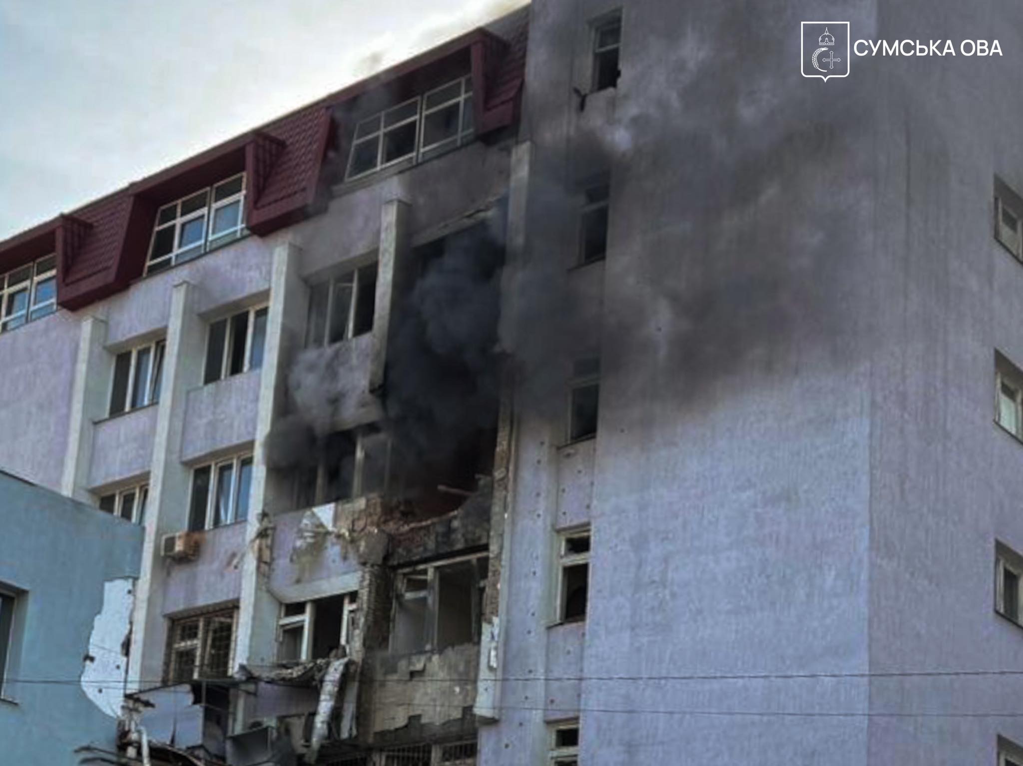 Будівля зі слідами пожежі, що сталася внаслідок російського удару