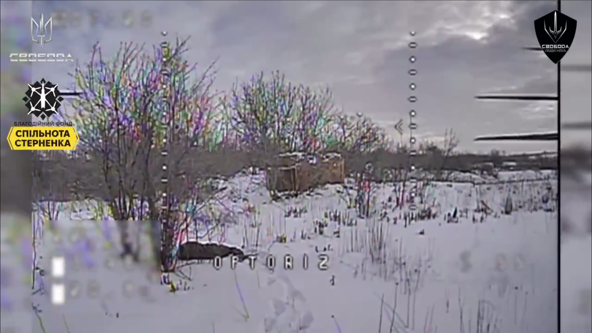 Тіло окупанта лежить у снігу під кущем