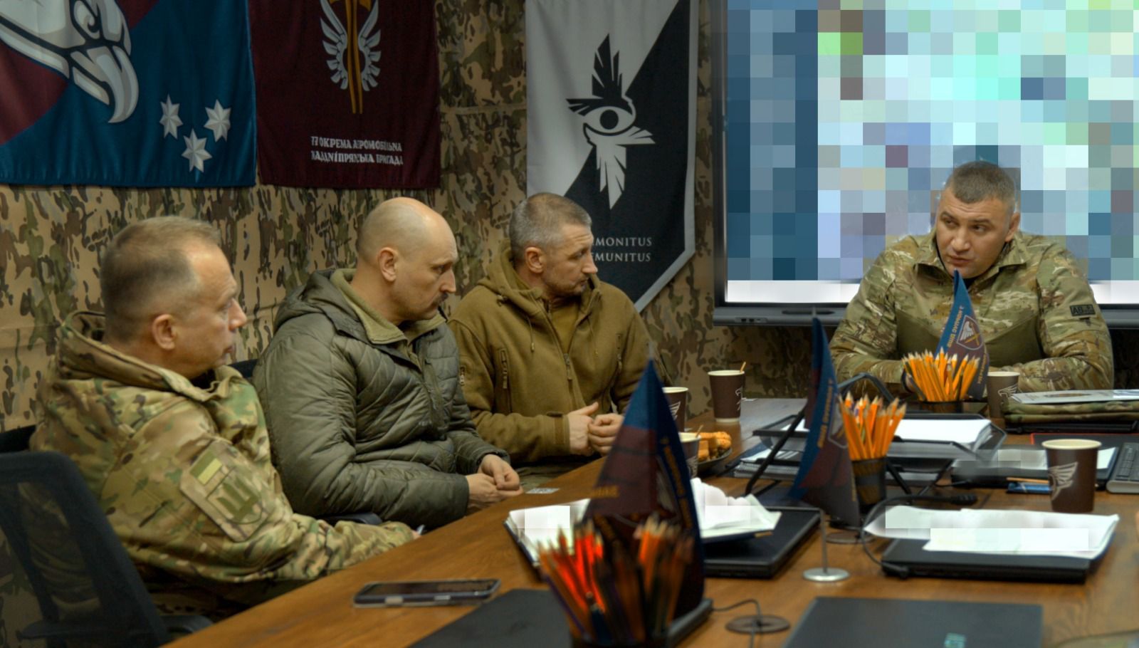 Офіцери сидять за столом