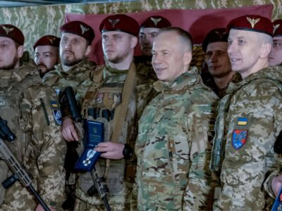 Головнокомандувач ЗСУ провів нагородження бійців, що воюють на Східному напрямку  