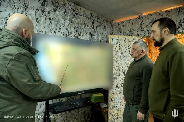 Військові стоять перед заблюреним екраном