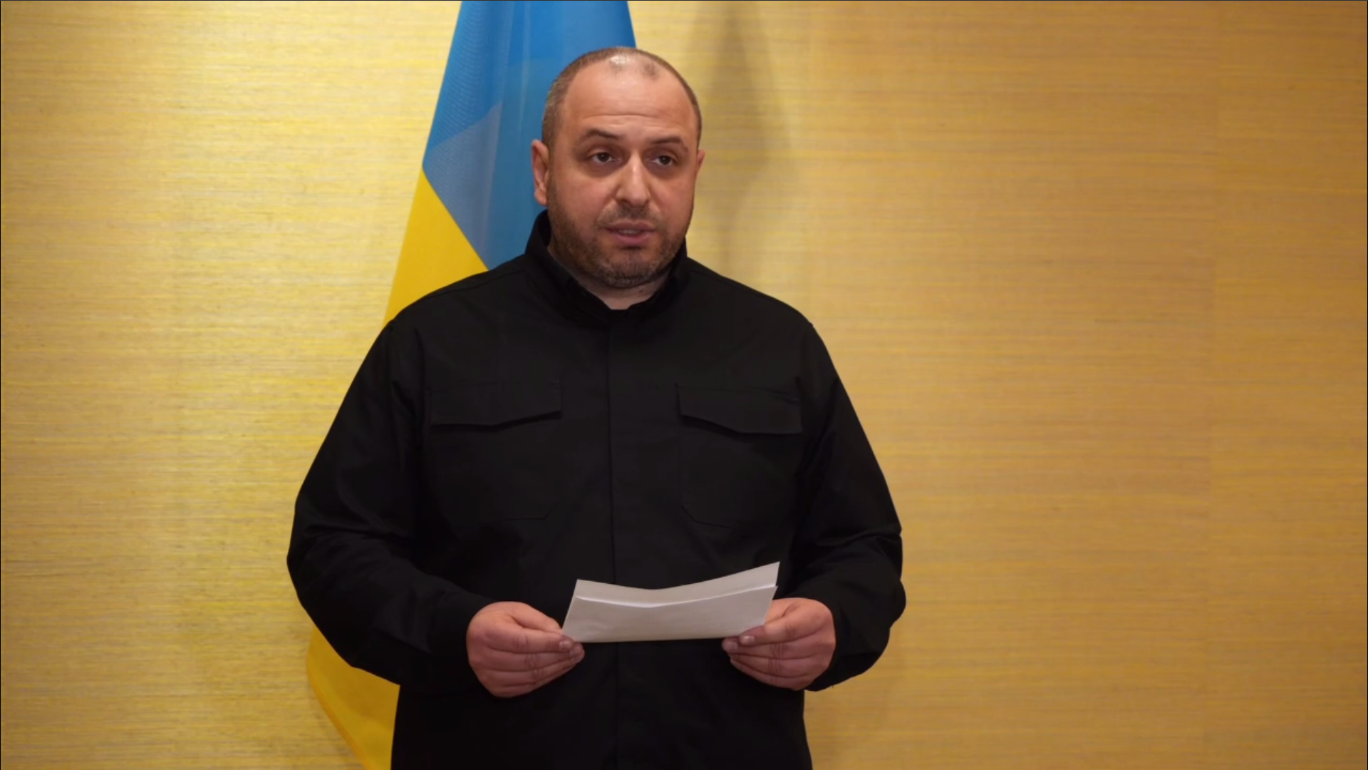 Чоловік з аркушем