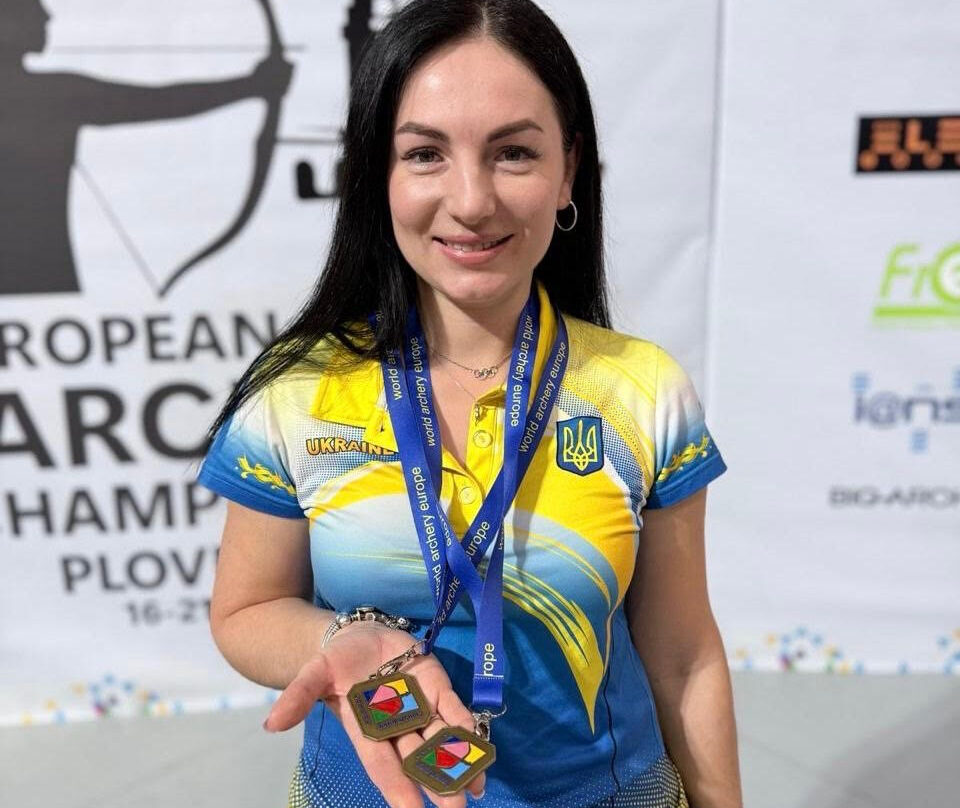 Вероніка Марченко тримає у руках дві медалі Чемпіонату Європи зі стрільби з лука.