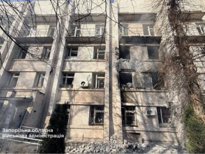 Ворог завдав удару по пологовому будинку у Запоріжжі  