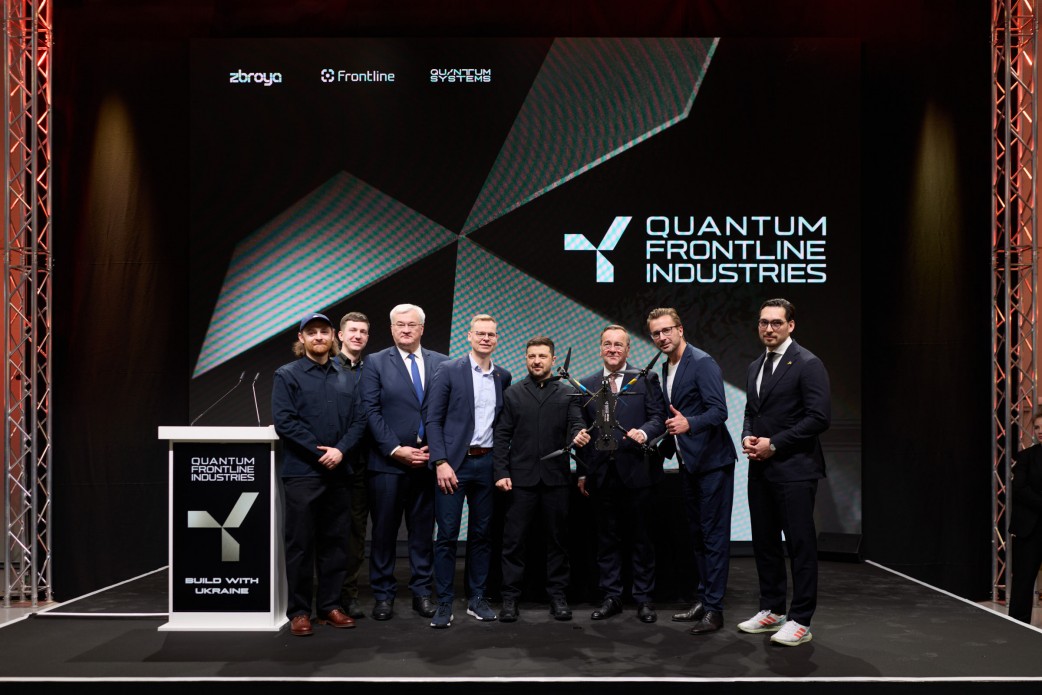 Президент Володимир Зеленський разом з німецькими партнерами тримають в руках дрон, який виготовлено на спільному виробництві в Німеччині.