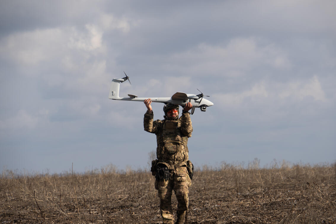 Військовий ЗСУ тримає в руках БПЛА типу "крило"