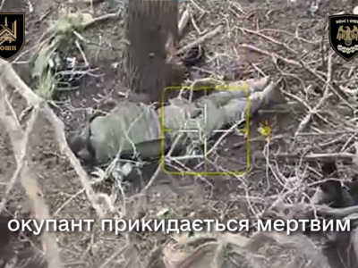 Ліг обличчям в землю: російський штурмовик намагався переконати дрон у своїй смерті  