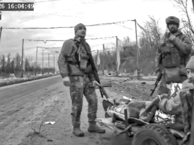 «Допомога потрібна? Кладіть його сюди!»: НРК з мікрофоном вивіз пораненого з поля бою  