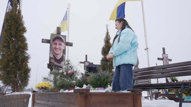 Дружина Дмитра Щербини на його могилі