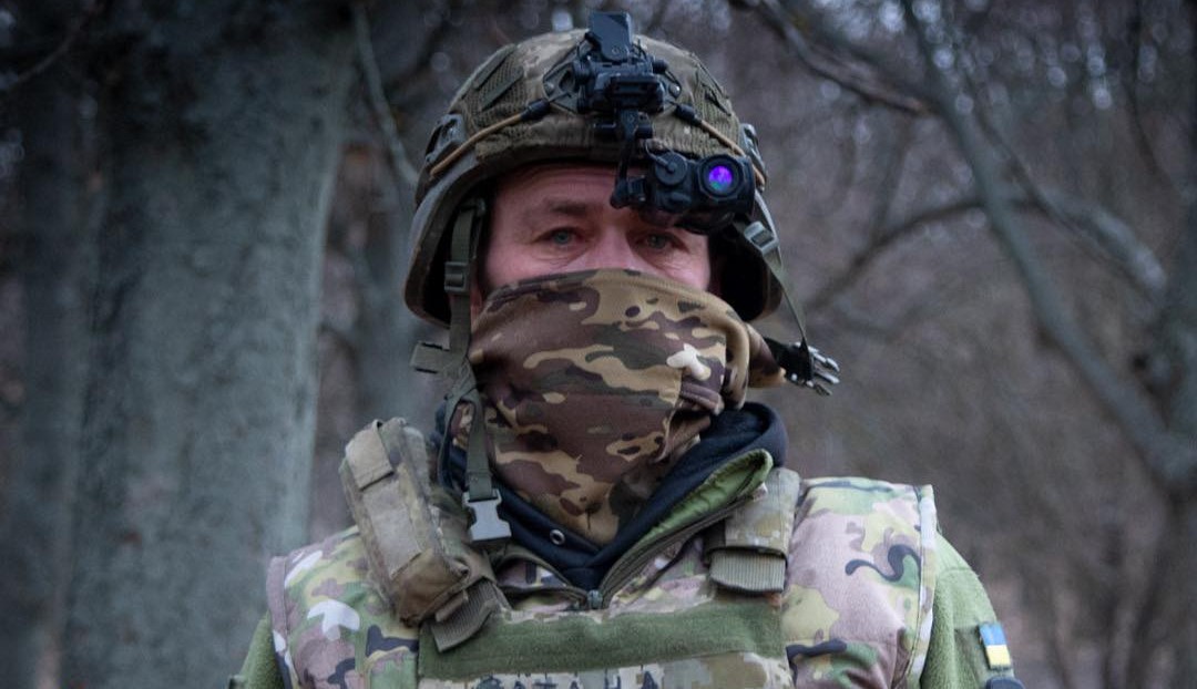 Боєць ЗСУ в балаклаві і шоломі