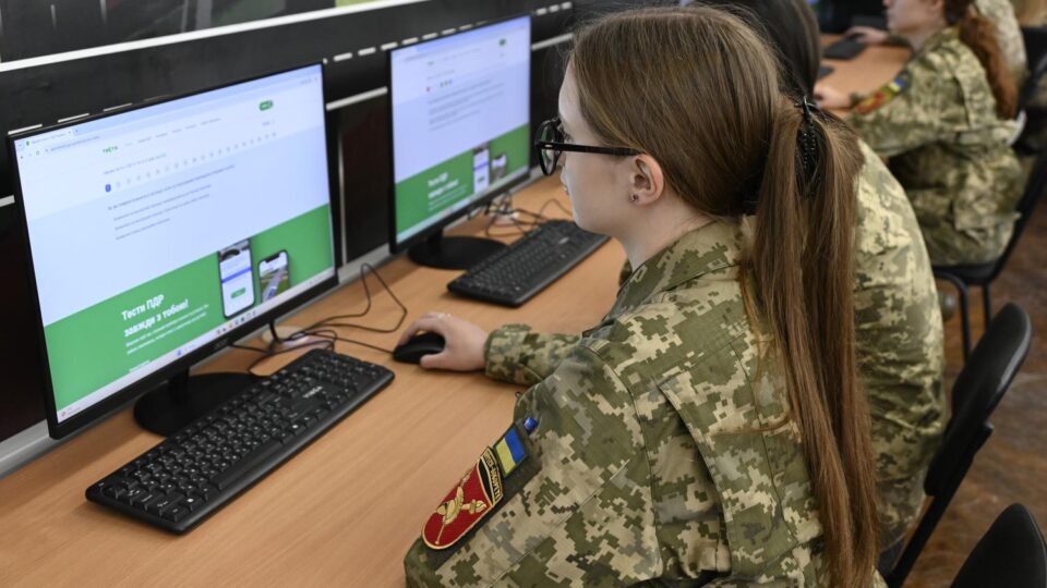 Унікальні спеціальності та викладачі з бойовим досвідом: які умови для навчання пропонує ВІКНУ  