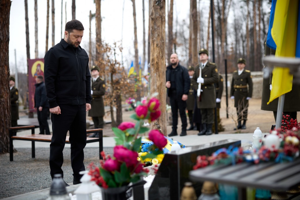Володимир Зеленський схилив голову перед меморіалом у Мощуні