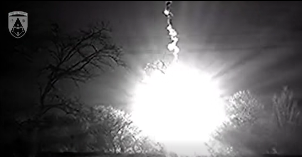 Яскравий вибух у нічному небі