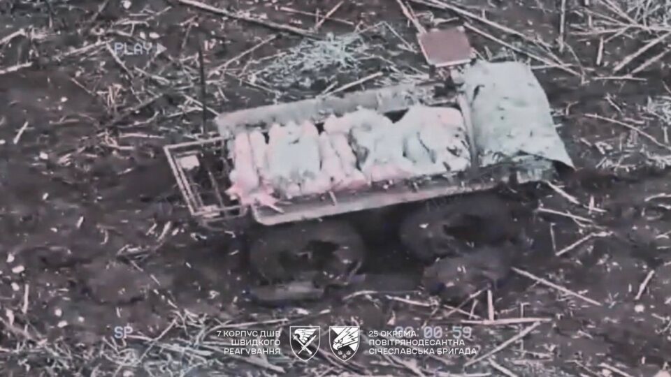 Зупинений, але не кинутий: у Покровську наземний дрон витягнув «пораненого» робота  