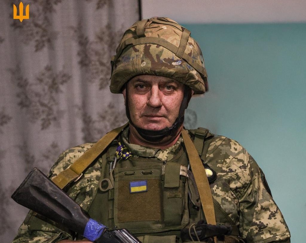 Боєць ЗСУ в шоломі та бронежилеті