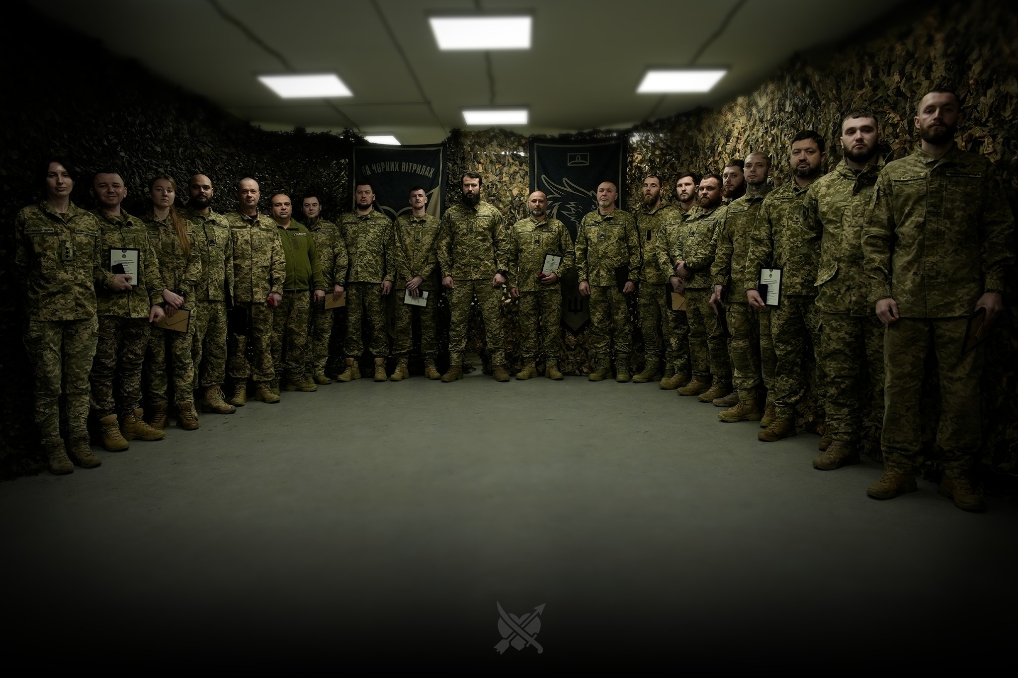 Військові стоять у приміщенні без вікон