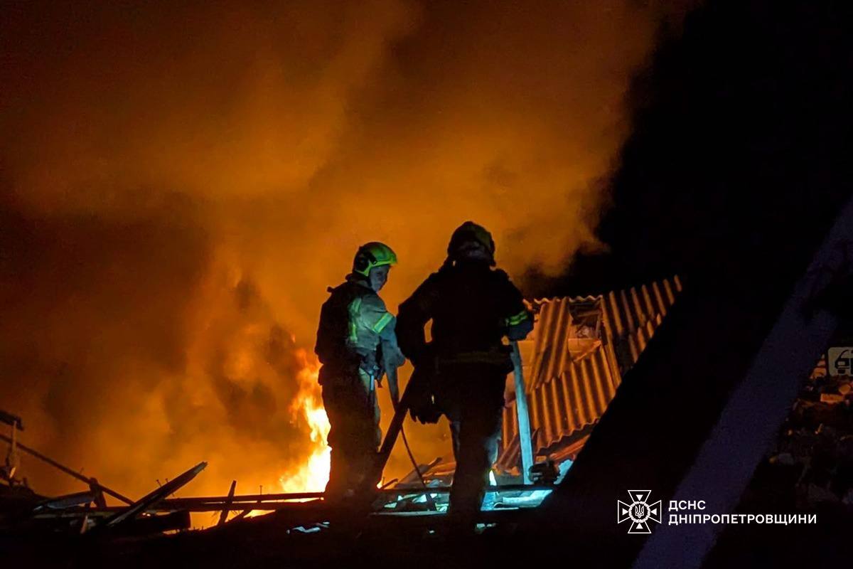 Пожежники ліквідовують наслідки російської повітряної атаки на Дніпропетровщині.