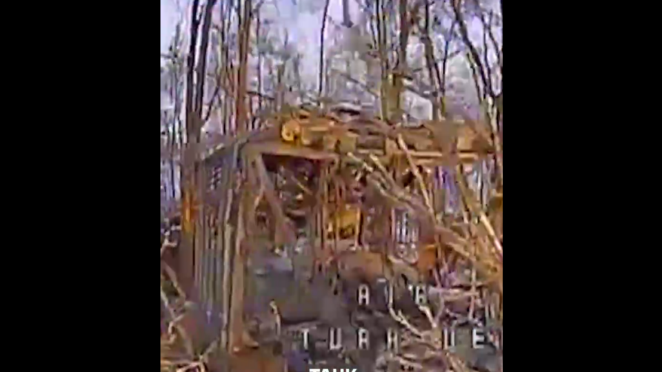 Знищення танка з «роздяганням» — ворожа техніка вимагає кількох наших дронів  