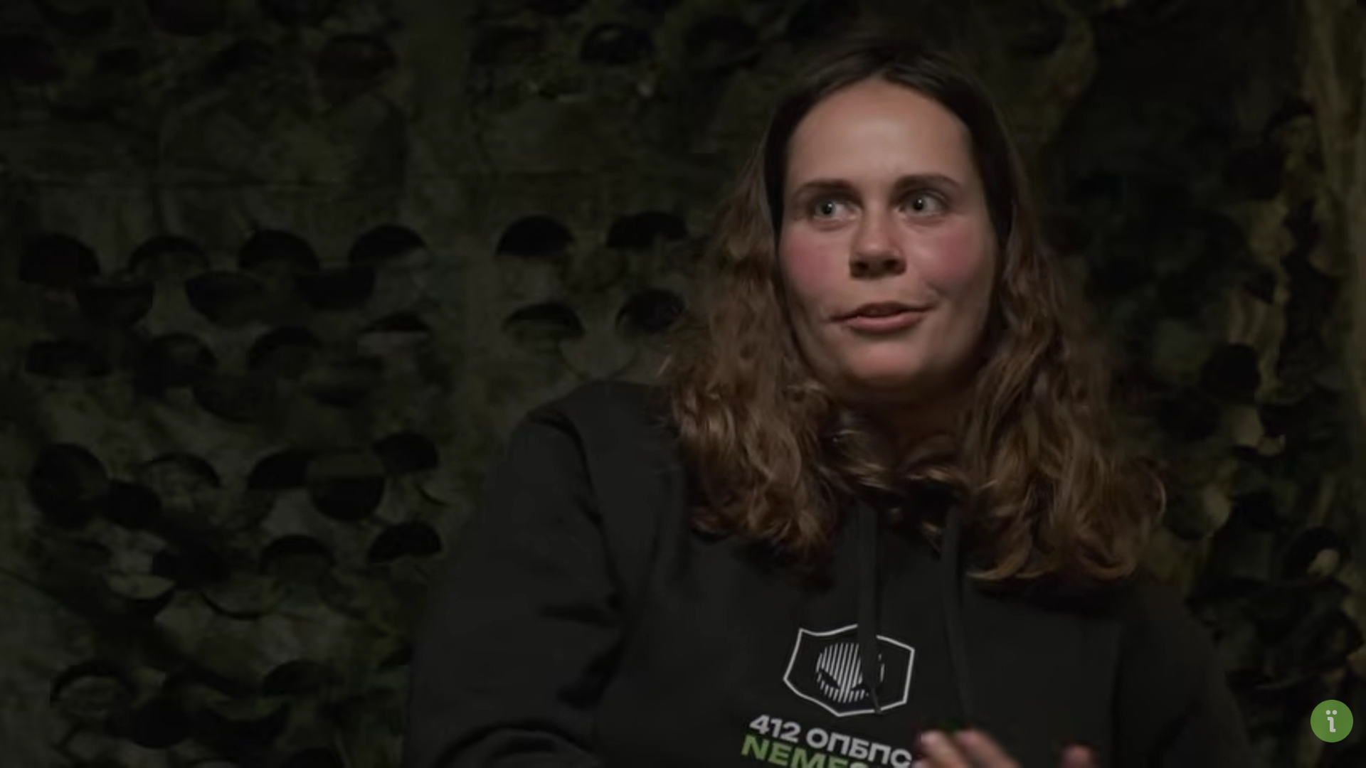 Жінка у худі