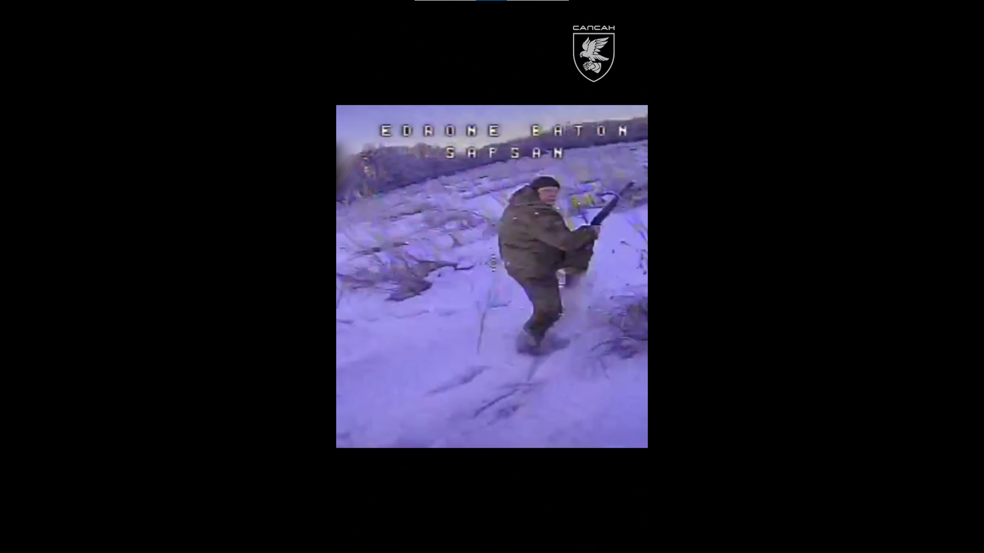 Окупант тікає з рушницею у руках