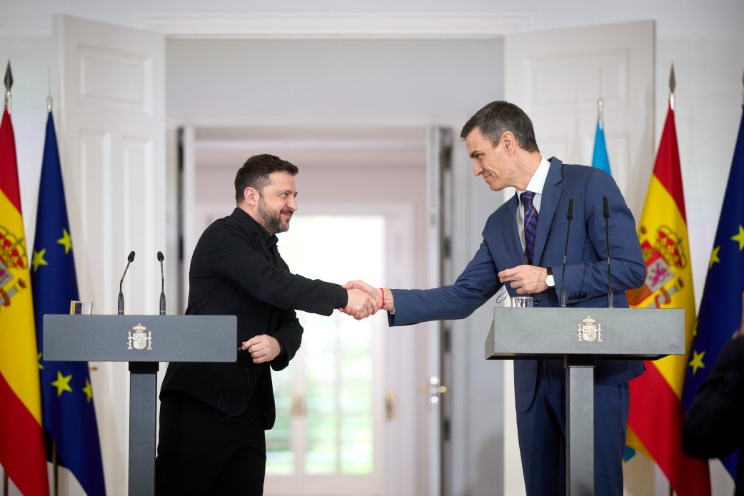 Володимир Зеленський та Педро Санчес тиснуть руки