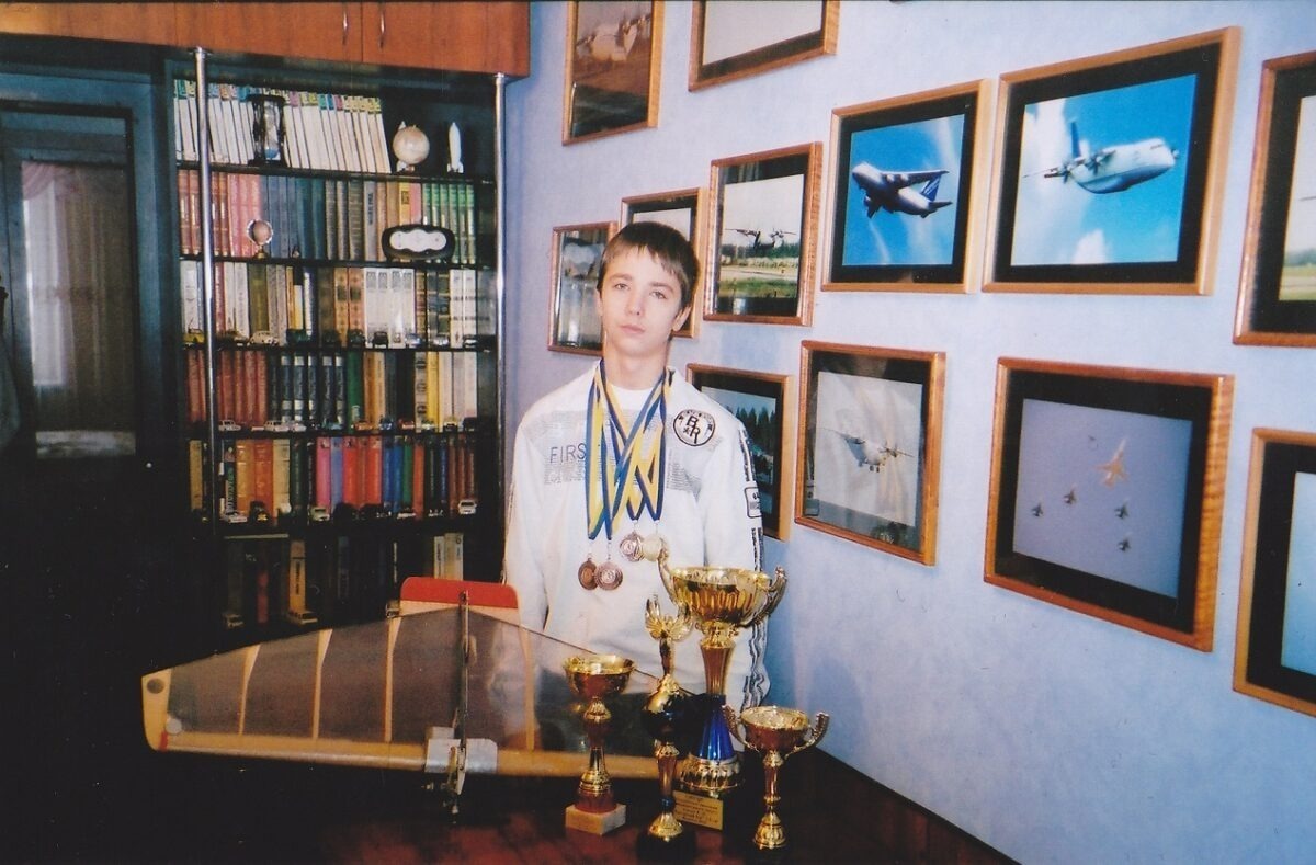 В’ячеслав Радіонов в юності з нагородами за змагання в авіамоделізмі