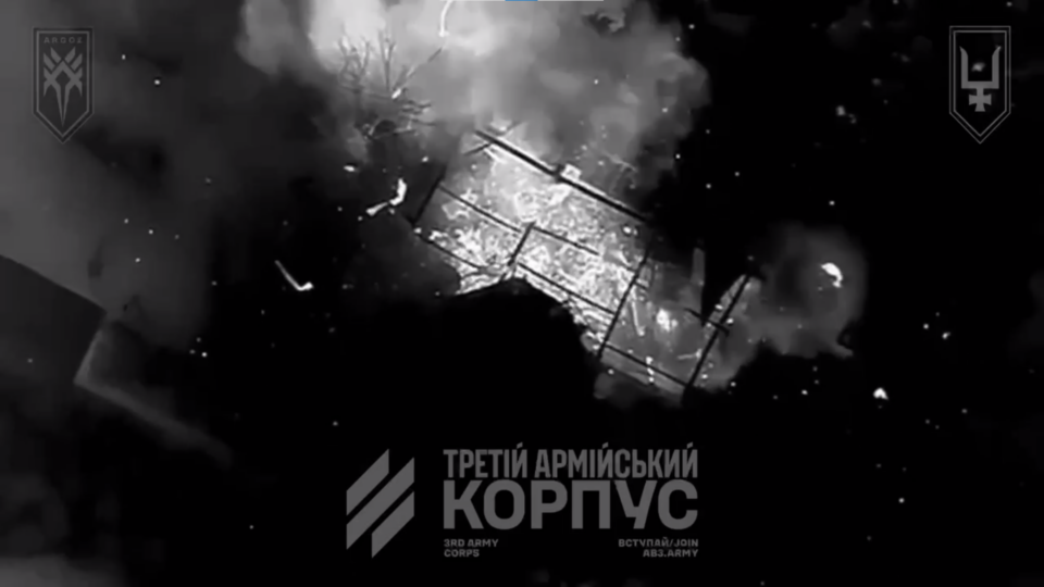 Склади перетворили на феєрверки: ворога залишили і без боєприпасів, і без пального  